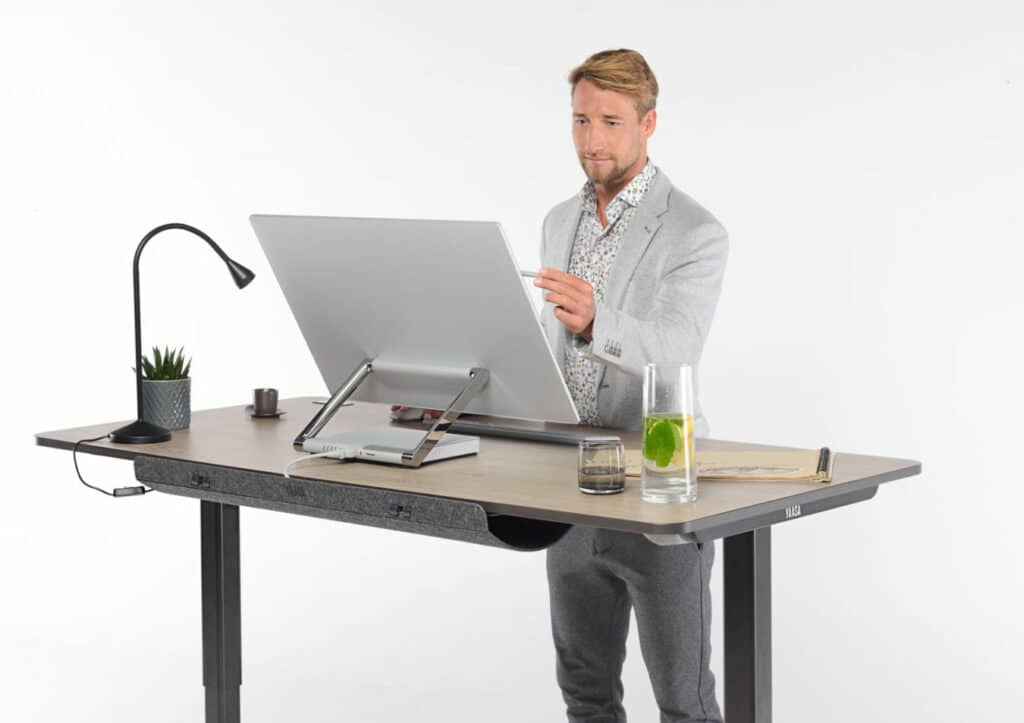 Du kannst im Stehen an deinem Yaasa Desk arbeiten und die Position immer ändern.